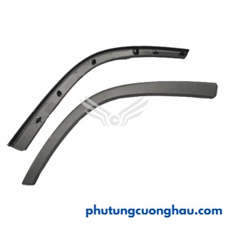 Vè cua lốp nửa trước, dưới xe tải CNHTC HOWO MAX